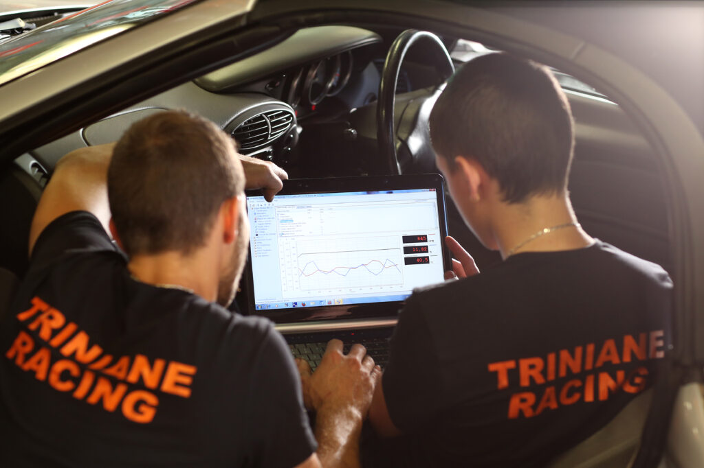 Triniane Racing propose le suivi de votre carnet d'entretien de votre véhicule Porsche à Grenoble