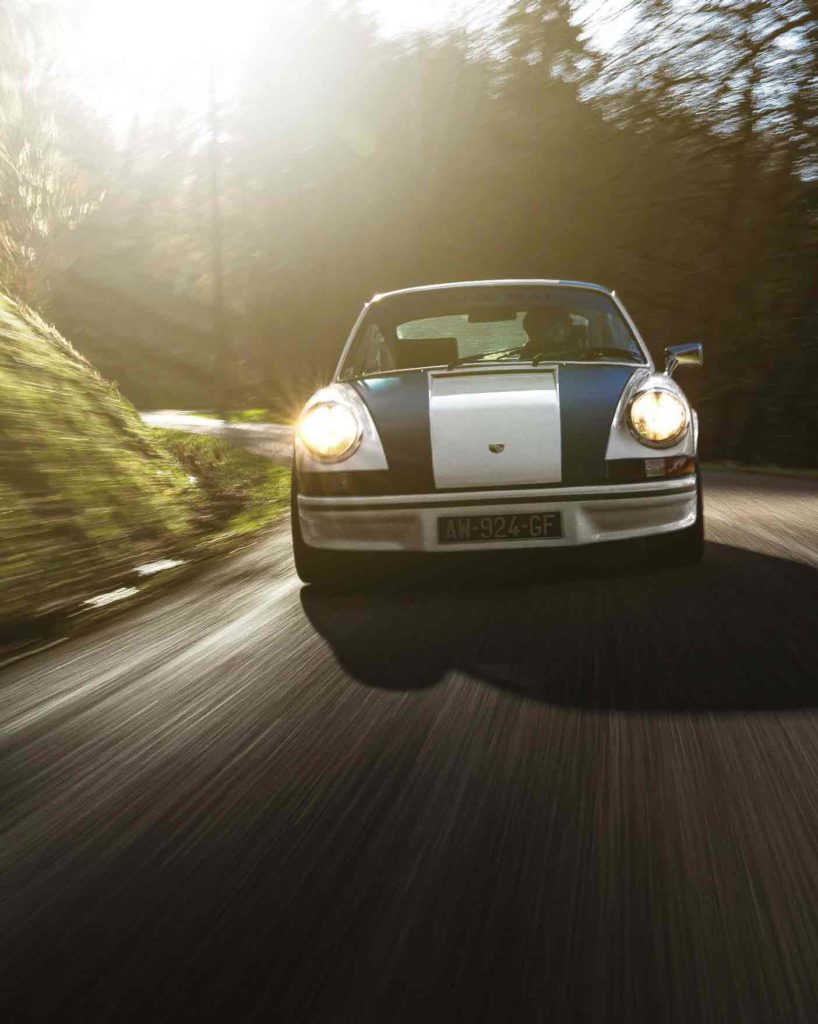 Une Porsche 911 restaurée par Triniane Racing dans le livre Porsche Outlaw